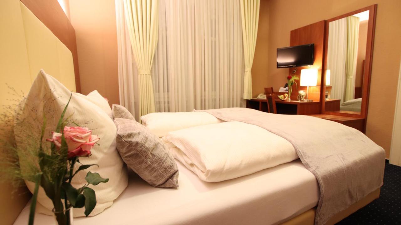 Hotel Wahlster Saarbrücken Esterno foto