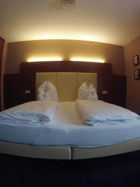 Hotel Wahlster Saarbrücken Esterno foto